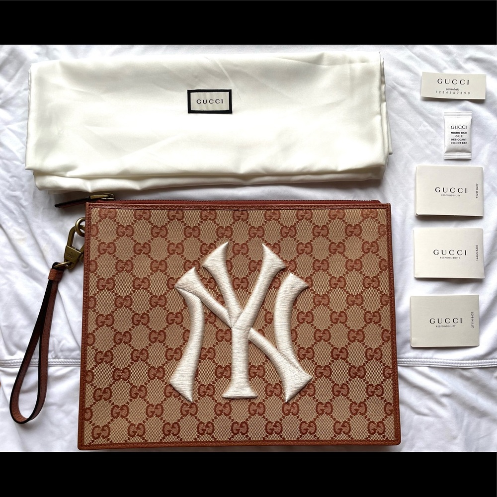 SOLD- AUTHENTIC BRAND NEW Gucci NY Yankees GG Supreme Wristlet Clutch Portfolio